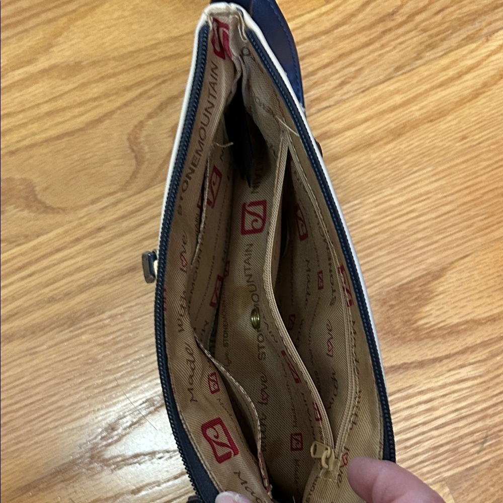 Stone Mountain Accessories Navy and Cream Crossbody Bag - Picture 7 of 7